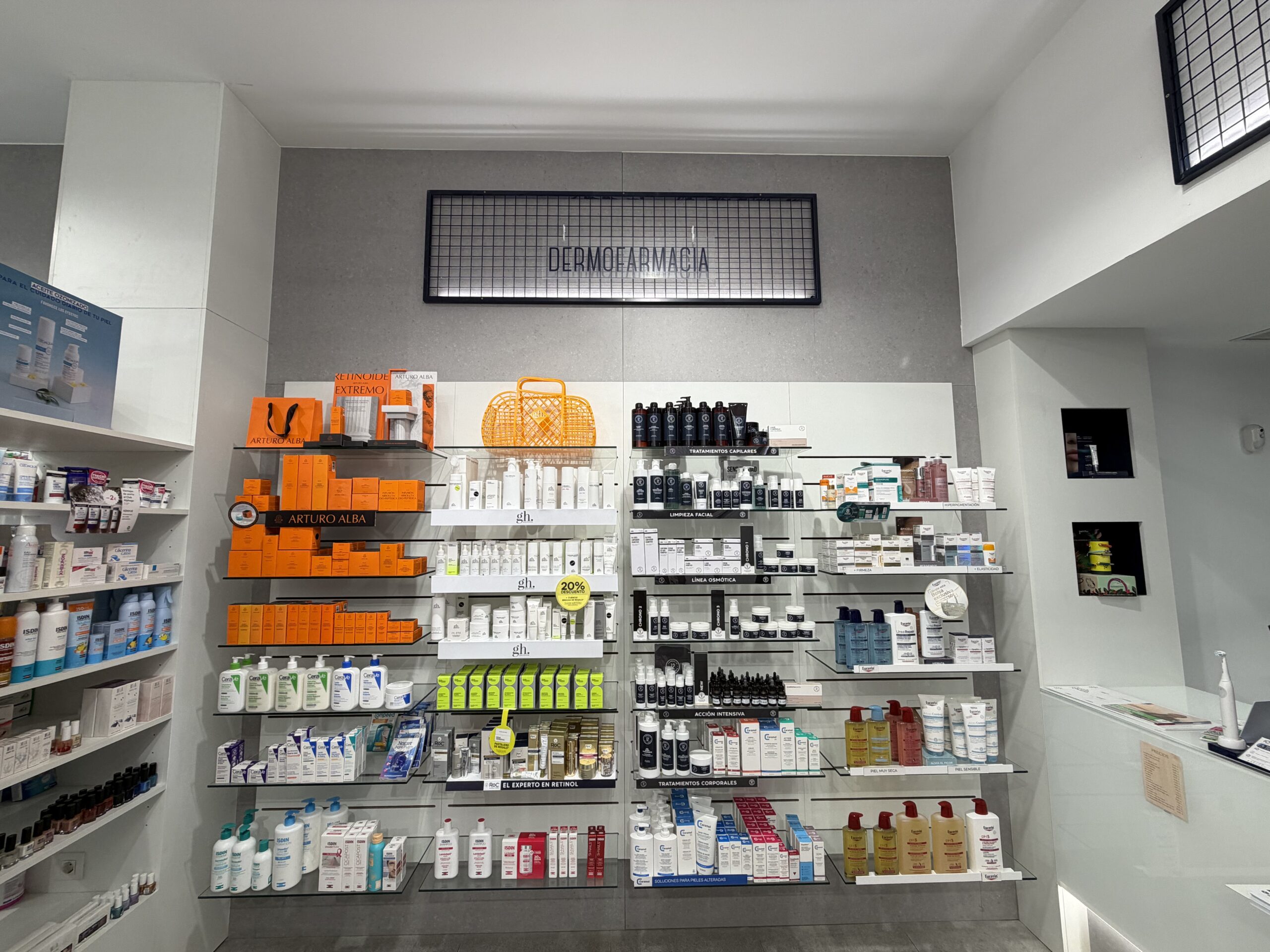 Zona de dermofarmacia de la farmacia